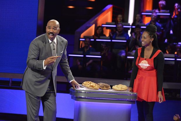 STEVE HARVEY’S FUNDERDOME - "Episode 109" - The seed-funding competition reality series "Steve Harvey's FUNDERDOME," featuring two aspiring inventors going head-to-head to win over a live studio audience to fund their ideas, products or companies, airs SUNDAY, SEPTEMBER 17 (9:00-10:00 p.m. EDT), on The ABC Television Network. (ABC/Lisa Rose) STEVE HARVEY, LATESHIA DOWELL (FLAKY BAKES)
