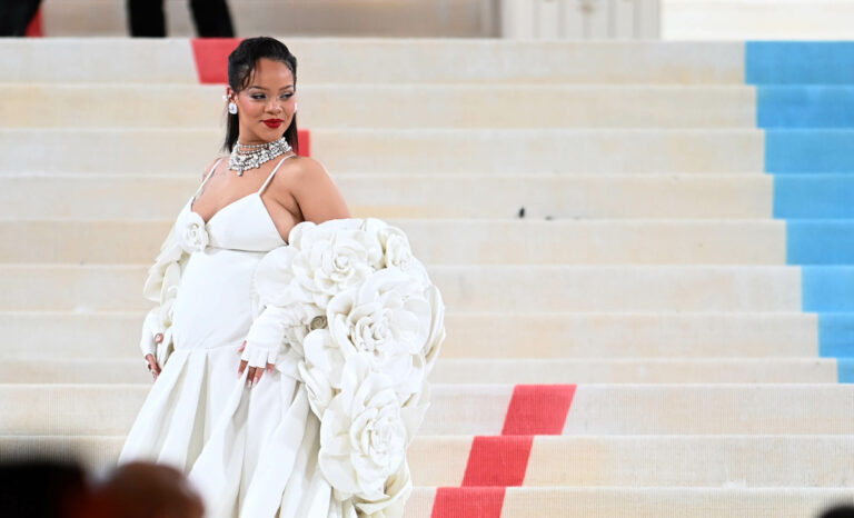 Rihanna Becomes First Female Artist To Have Ten Songs With 1 Billion Streams On Spotify