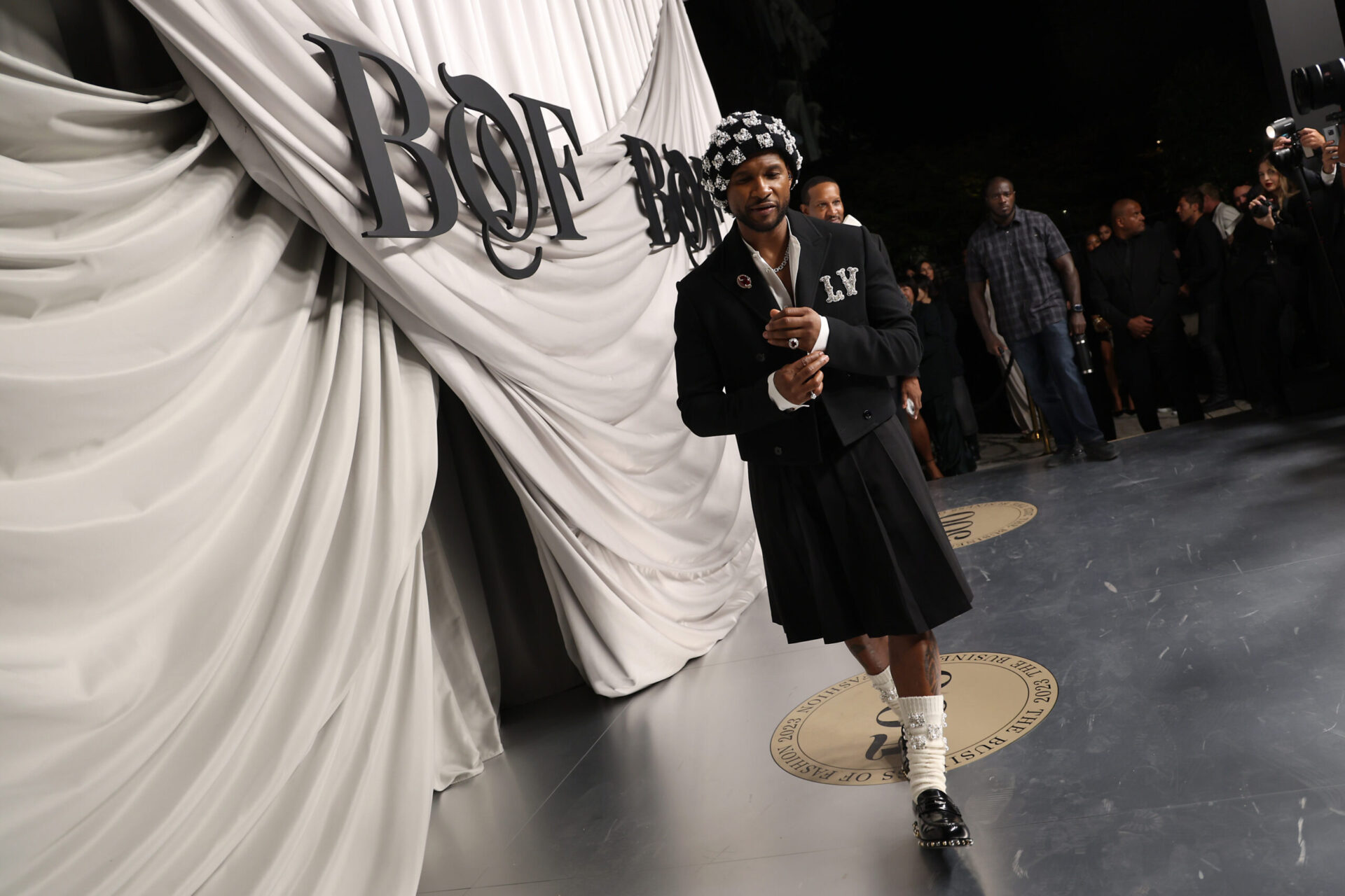 Usher In Paris: The Internet Reacts To Usher Wearing A Kilt 