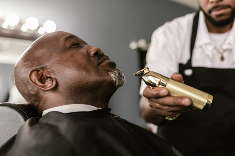 Meet the 60-Year-Old Black Barber With Only One Functioning Arm