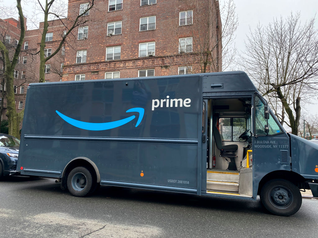 Thieves Rob Amazon Truck in Atlanta Apartment Complex Parking Lot