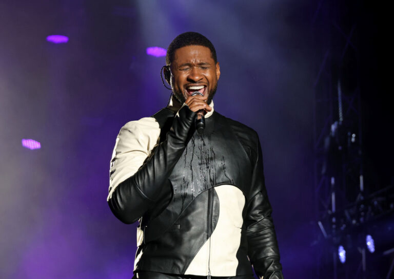 Usher Serenades Fan In A Wheelchair During Vegas Show, Spreads Inclusive Love