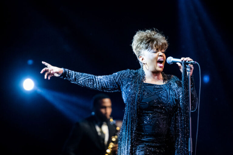 Anita Baker Accused Of Onstage Misconduct In Houston