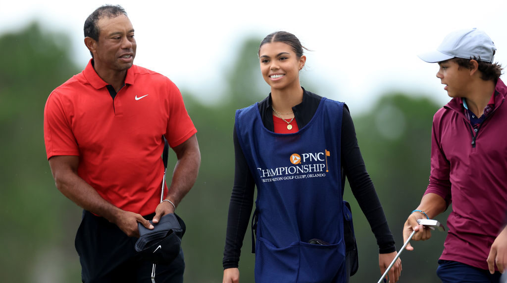 La hija de 16 años de Tiger Woods debuta como caddie