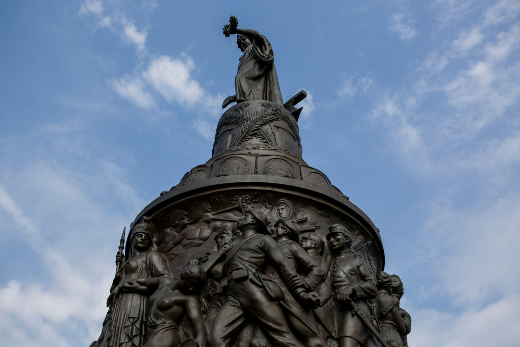 Juez federal ordena detener la retirada del monumento confederado