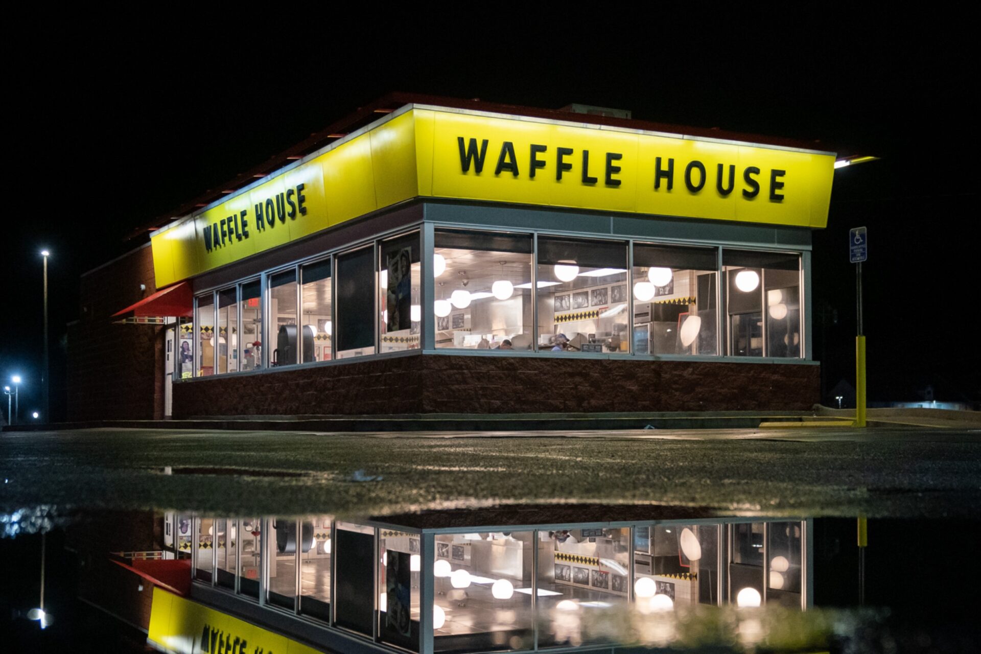 Waffle House, CLayton County, Georgia, employee, disguise