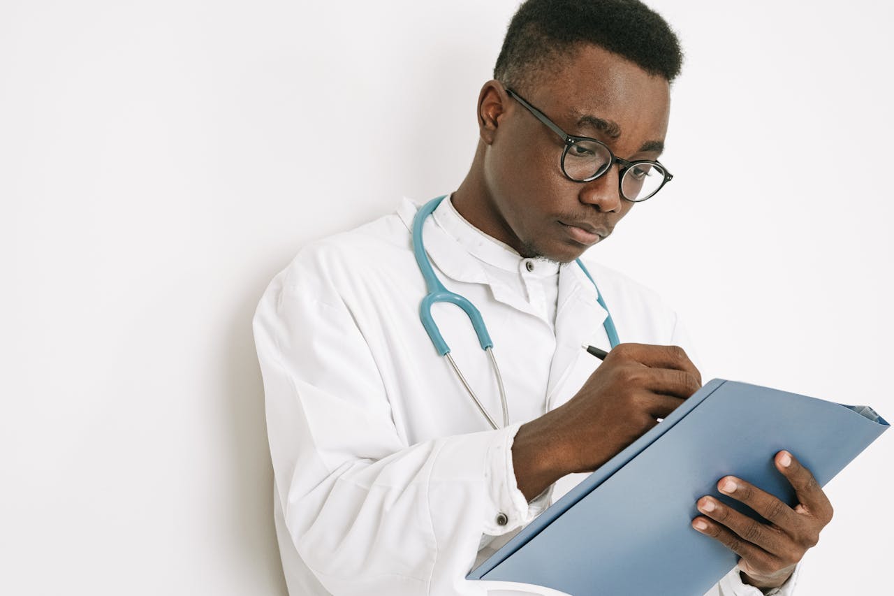 El primer graduado negro de la escuela de medicina es ahora el jefe negro del personal médico