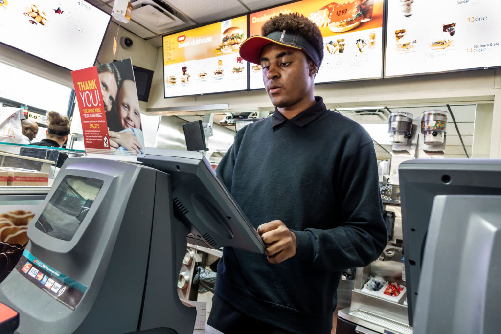 Los trabajadores de comida rápida de California deberían recibir un salario mínimo de $20