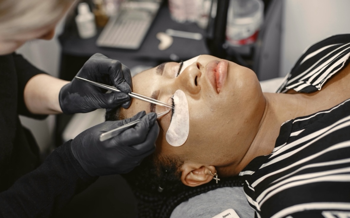 TikTokers Explain Why The Eyelash Extension Industry Is Dying Amid Inflation