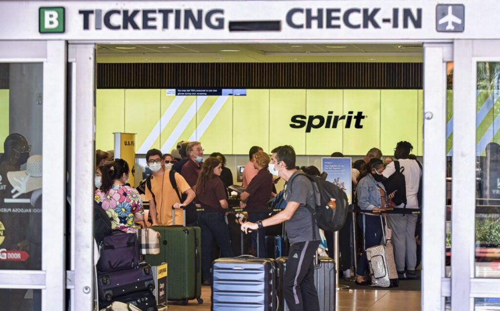 Brawl Breaks Out Between Airport Workers And Passenger At Spirit Airlines Ticket Counter