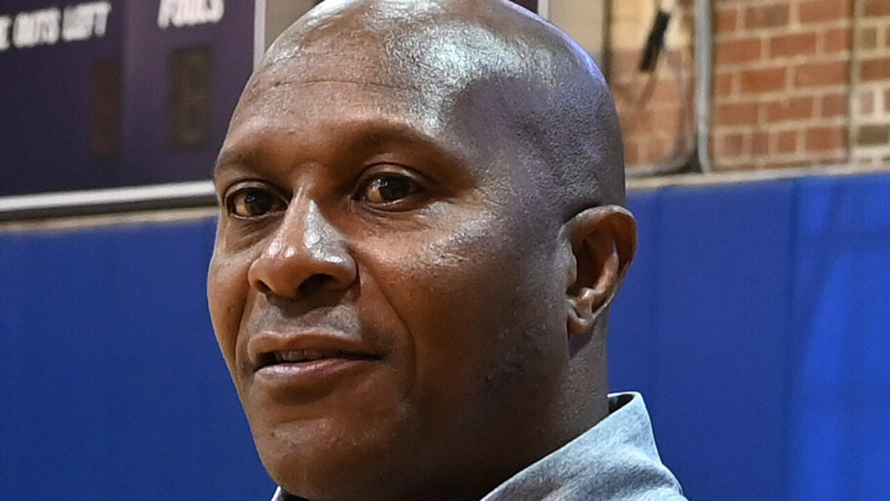 Jacksonville Jaguars punt returner Reggie Barlow (84) is tackled by  Cincinnati Bengals defenders Craig Yeast, top, and Damon Griffin after a  1-yard runback in the second quarter, Sunday, Dec. 17, 2000, in, image size:1280x720